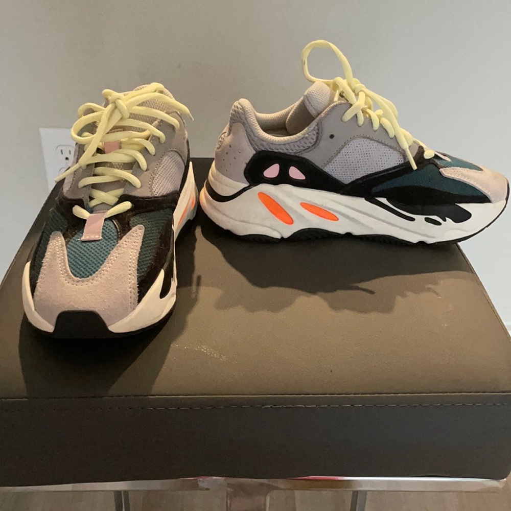 Adidas YEEZY BOOST 700